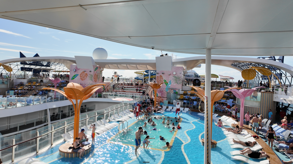 Wonder of the Seas pool deck